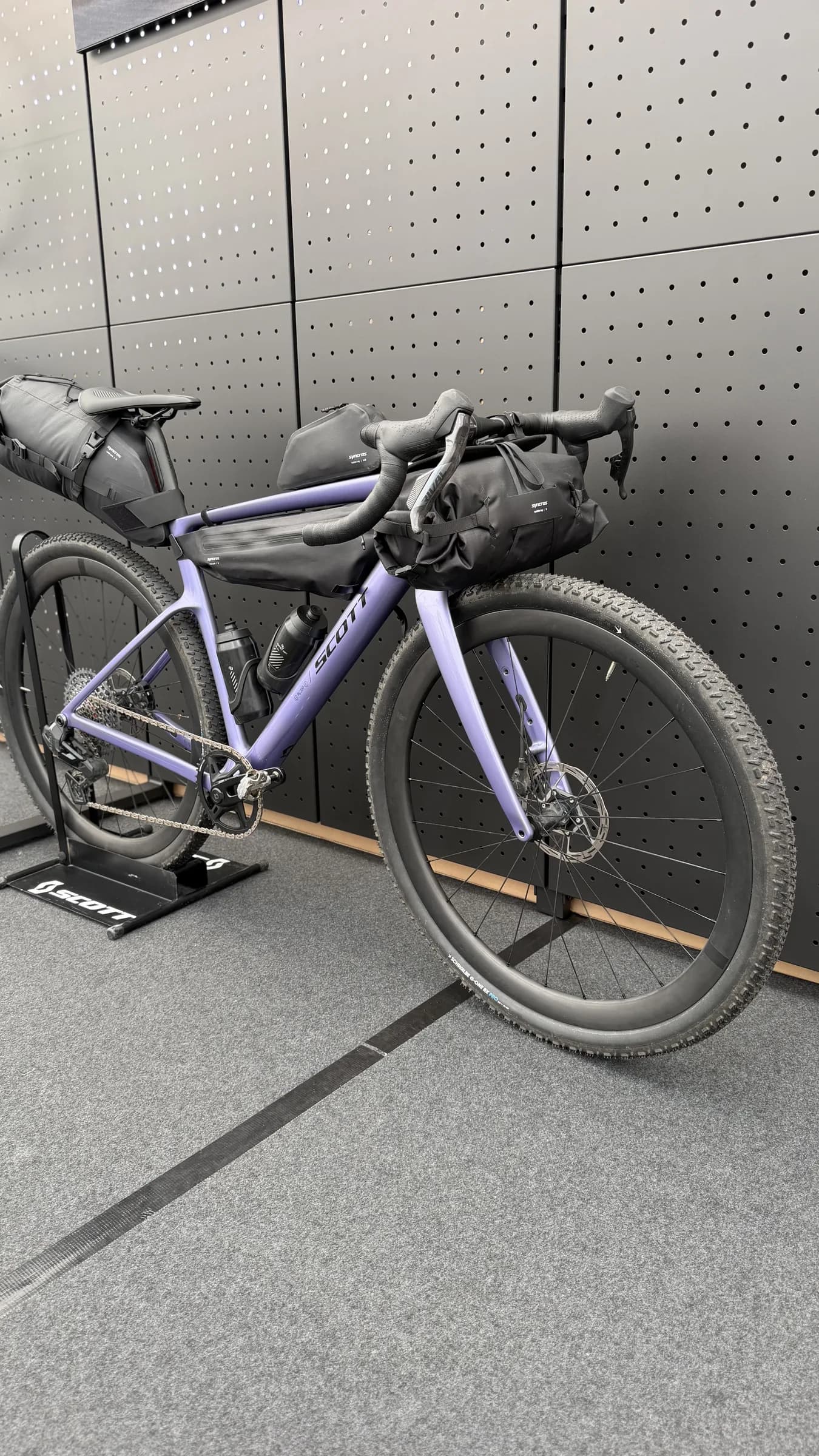 Scott Addict Gravel 2027 s bikepacking brašnami — z našeho testu