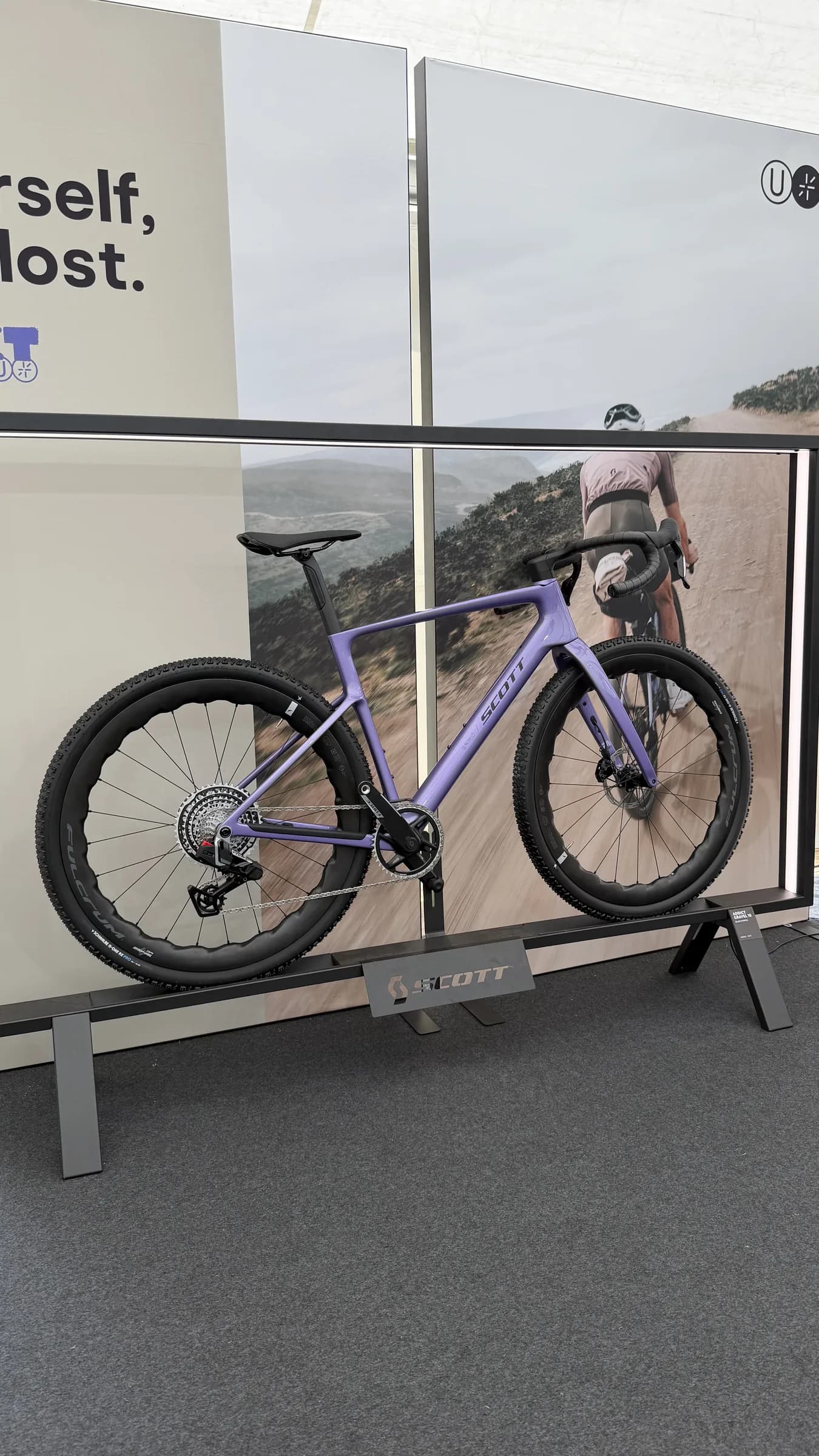 Scott Addict Gravel 2027 ve fialovém provedení — z našeho testu