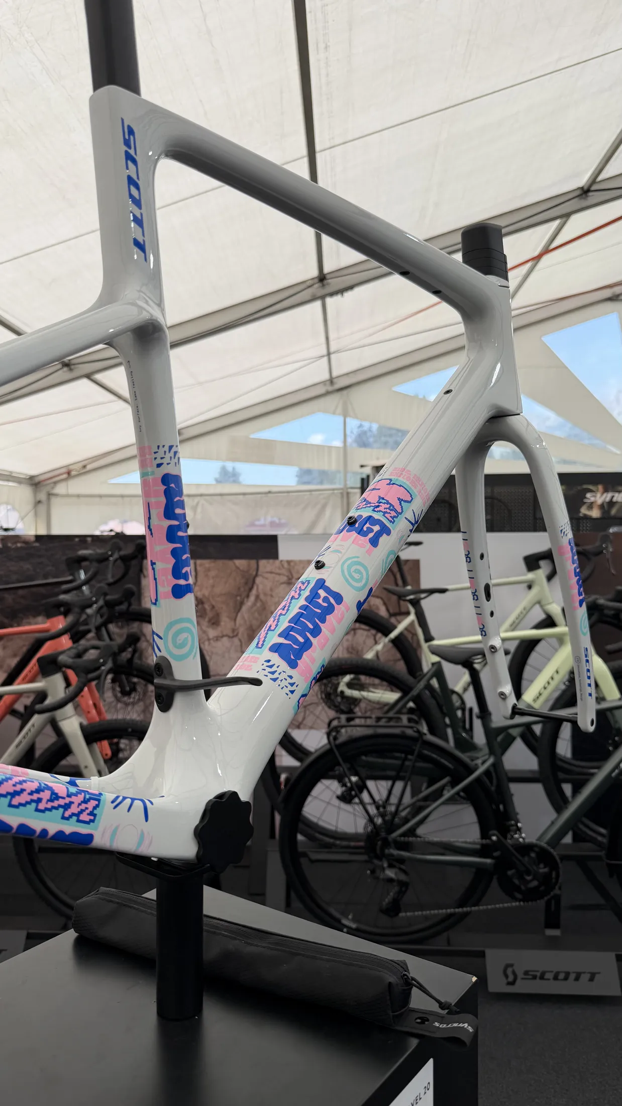 Designový rám Scott Addict Gravel 2027 s barevnou grafikou