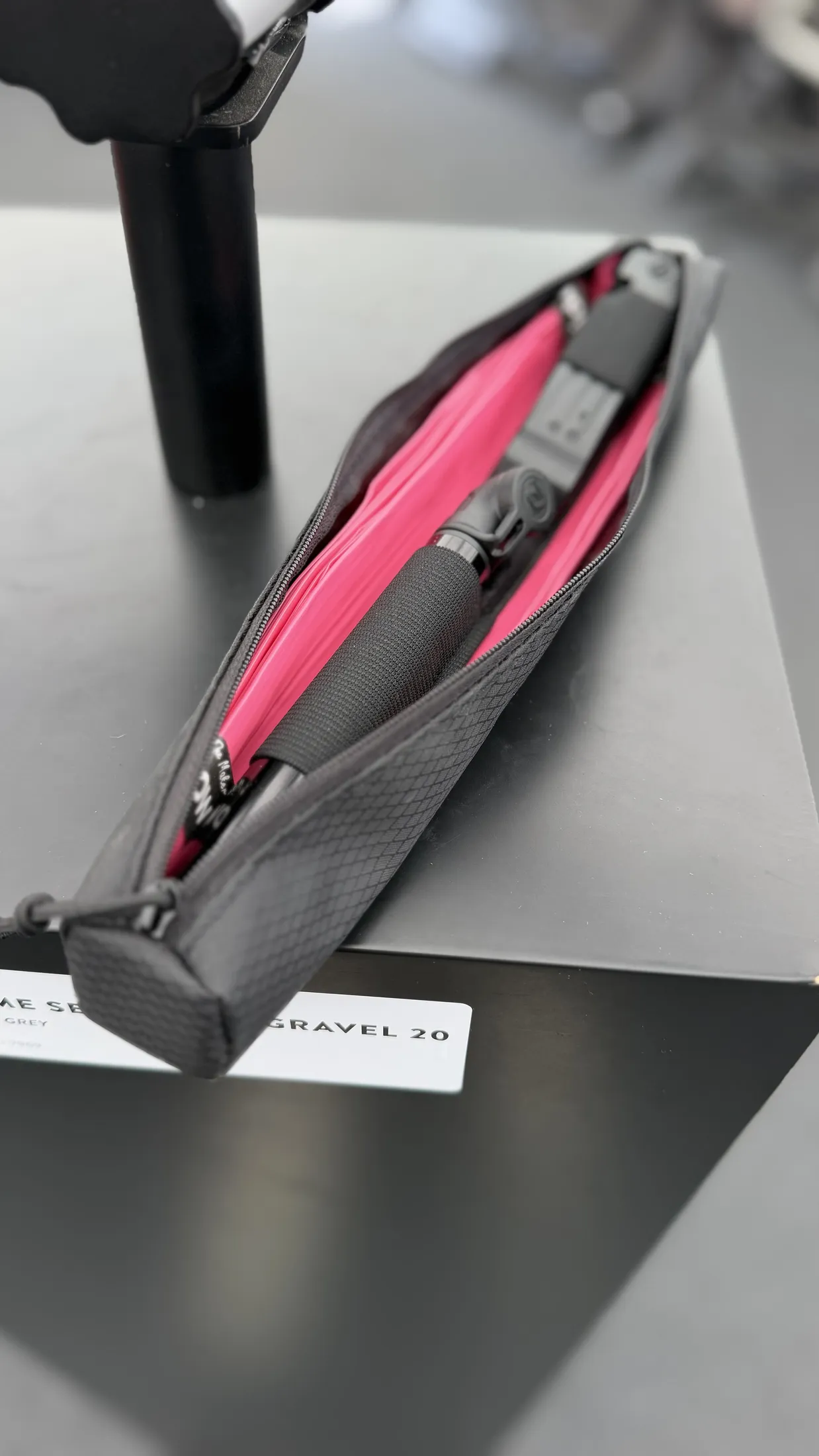 Vytažený Syncros Save the Day kit s nářadím, pumpou a duší