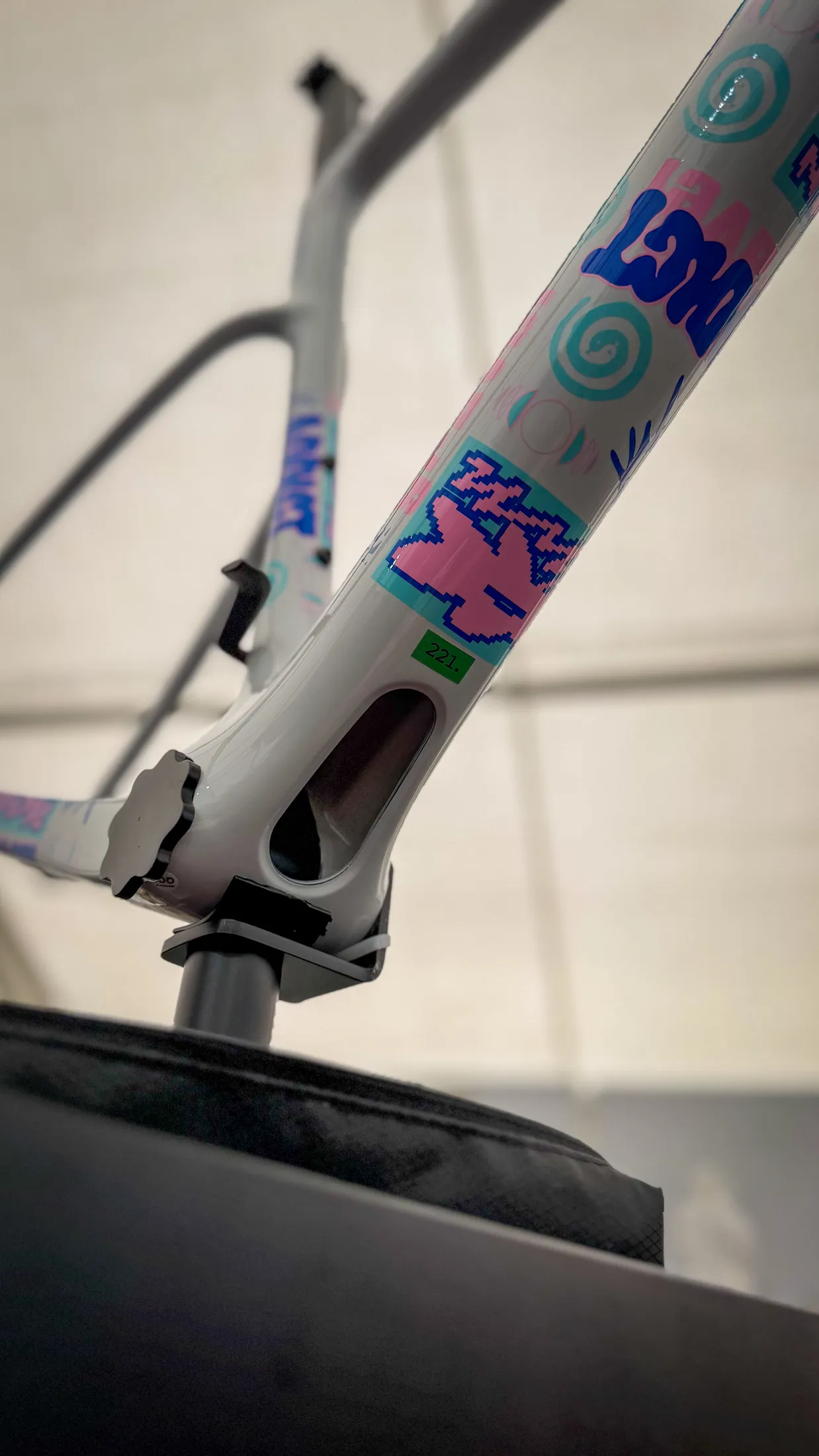 Otevřený úložný port ve spodní trubce Scott Addict Gravel 2027