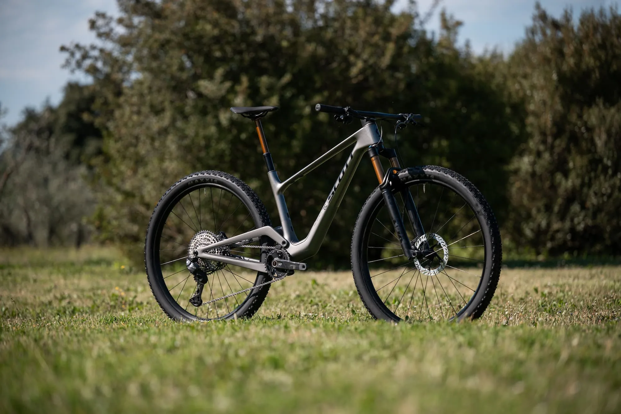 Spark RC 2027 v top provedení se zlatým Fox odpružením