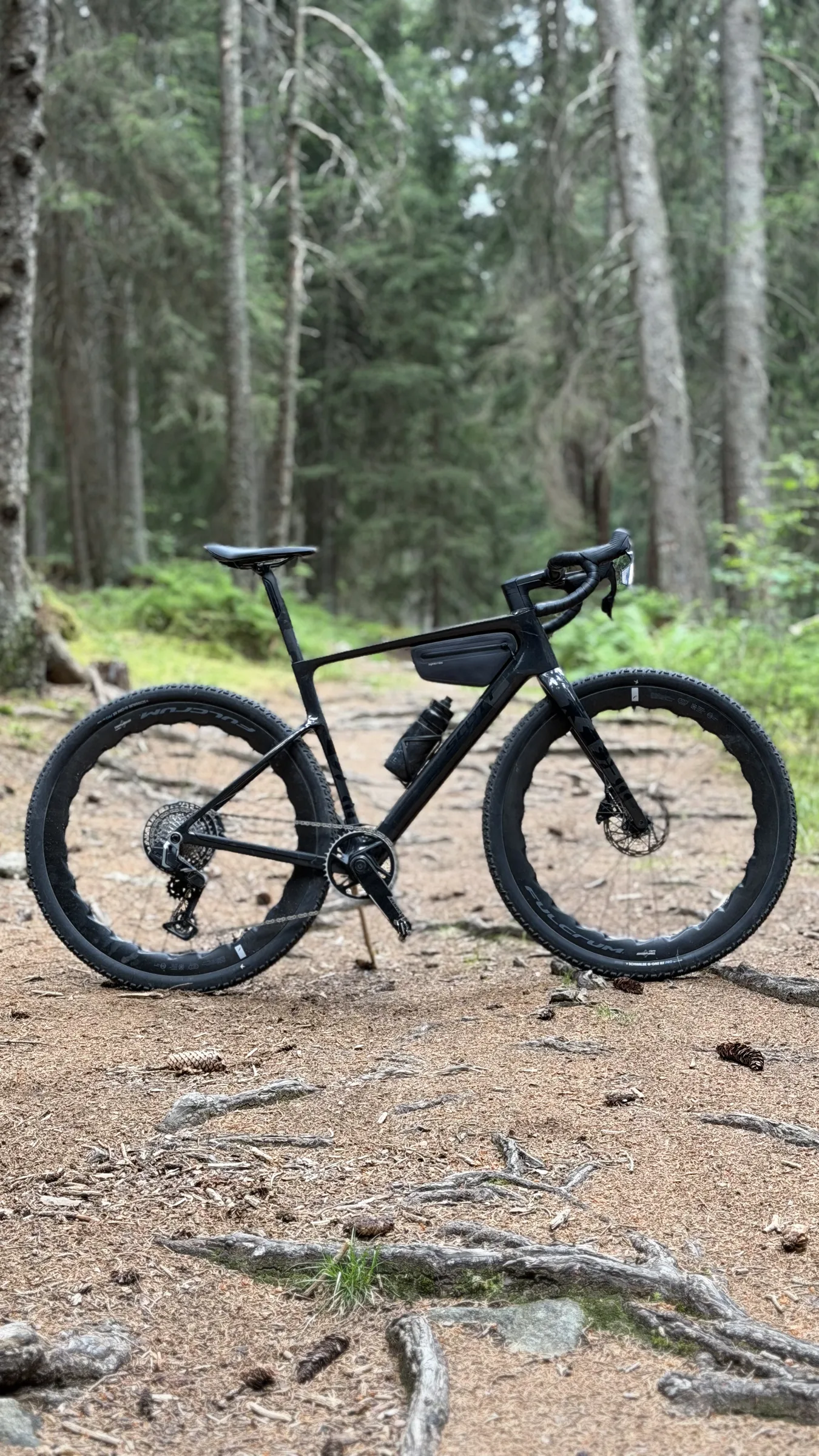 Scott Addict Gravel 2027 — nový gravel s 57mm prostupem a rámem pod 800 g